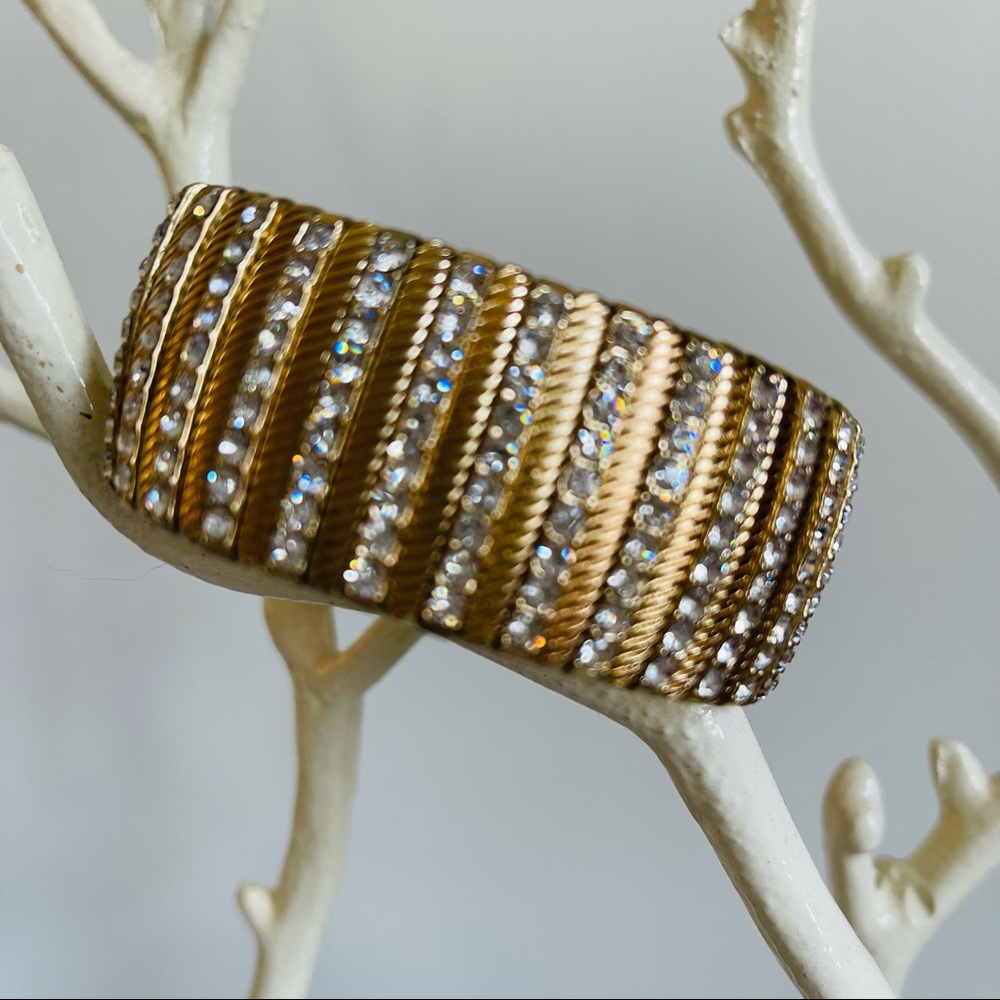 ✅ SOLD ✅STRETCH BRACELET Beautiful Gold tone & Rhinestones
